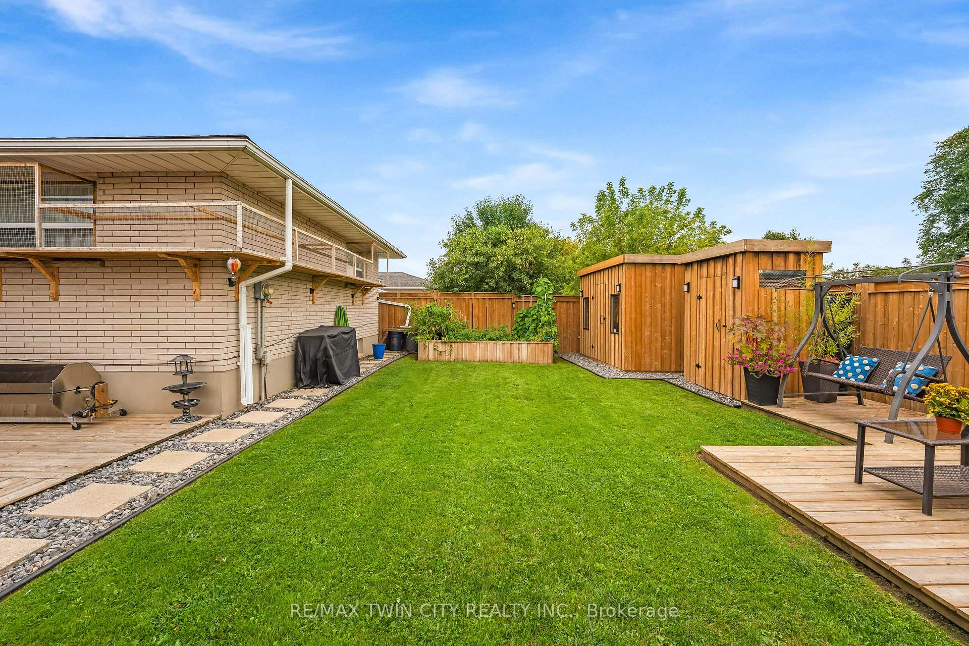 Photo 33 of 49 Carnaby Crescent, Kitchener, Heritage Park - Kitchener — HOMEH