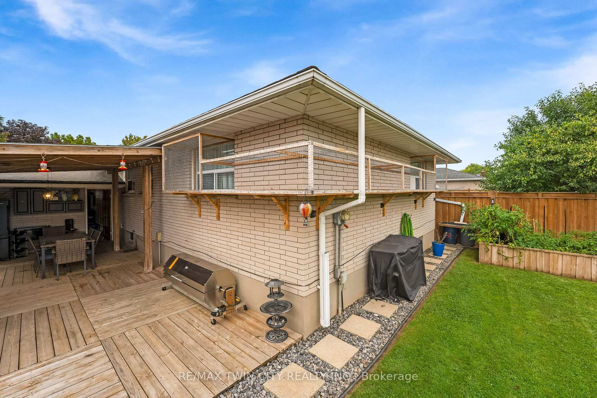 Photo 41 of 49 Carnaby Crescent, Kitchener, Heritage Park - Kitchener — HOMEH