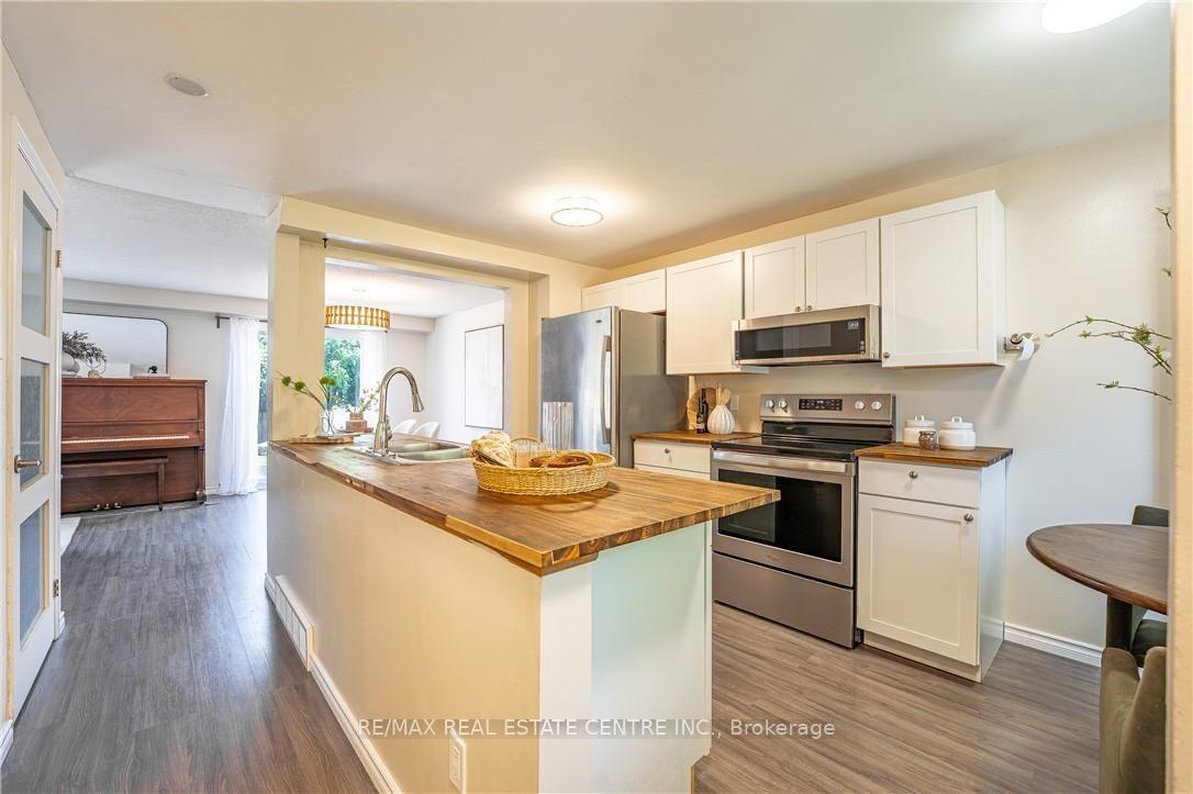 Photo 9 of 34 Camrose Court, Kitchener, Victoria Hills — HOMEH