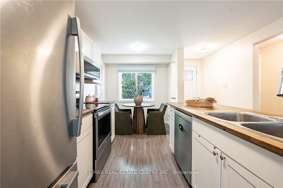 Photo 11 of 34 Camrose Court, Kitchener, Victoria Hills — HOMEH