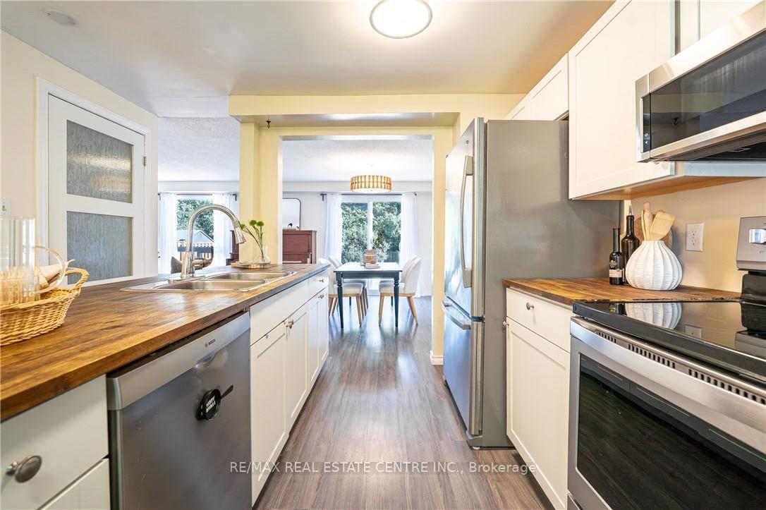 Photo 12 of 34 Camrose Court, Kitchener, Victoria Hills — HOMEH