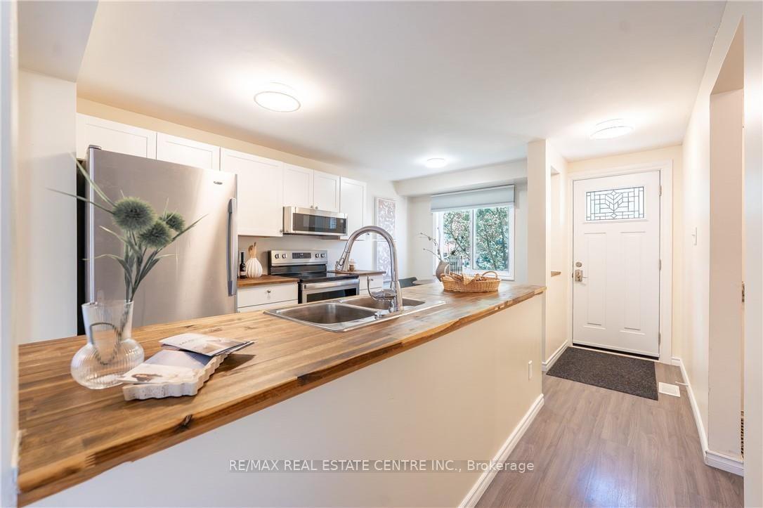 Photo 13 of 34 Camrose Court, Kitchener, Victoria Hills — HOMEH