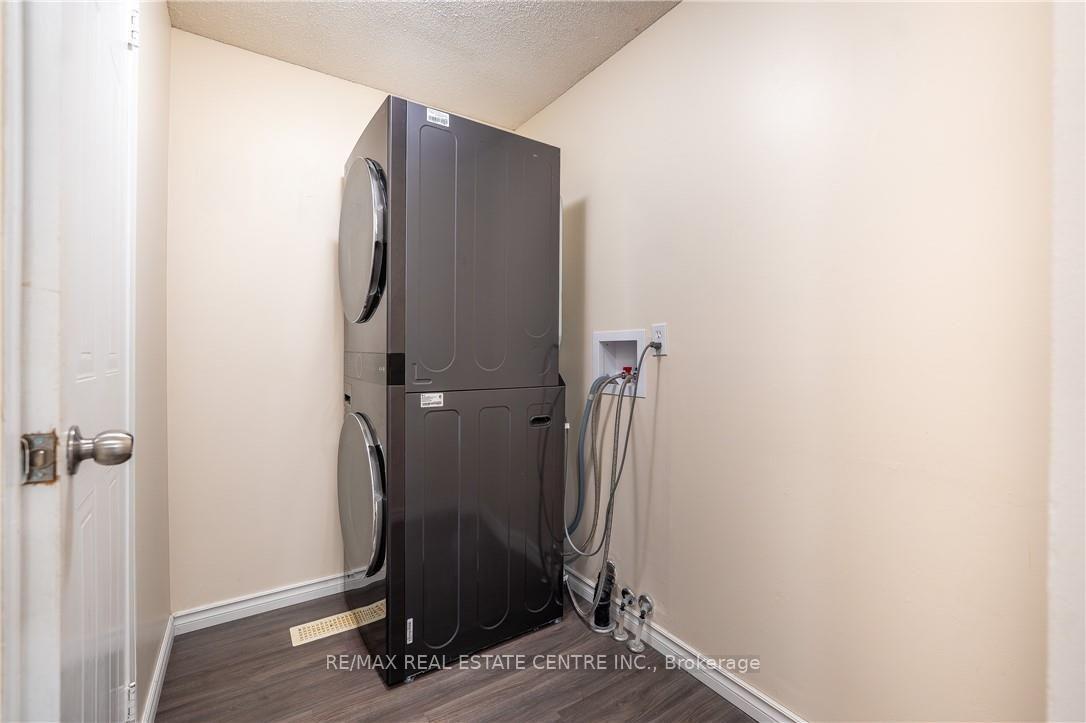 Photo 15 of 34 Camrose Court, Kitchener, Victoria Hills — HOMEH