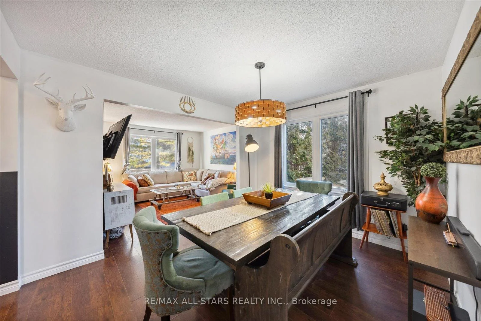 Photo 3 of 538 Highland Crescent, Brock, Beaverton — HOMEH