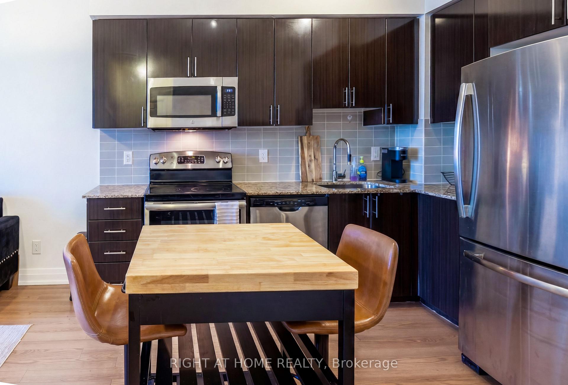 Photo 7 of Unit 815, 7167 Yonge Street, Markham, Grandview — HOMEH