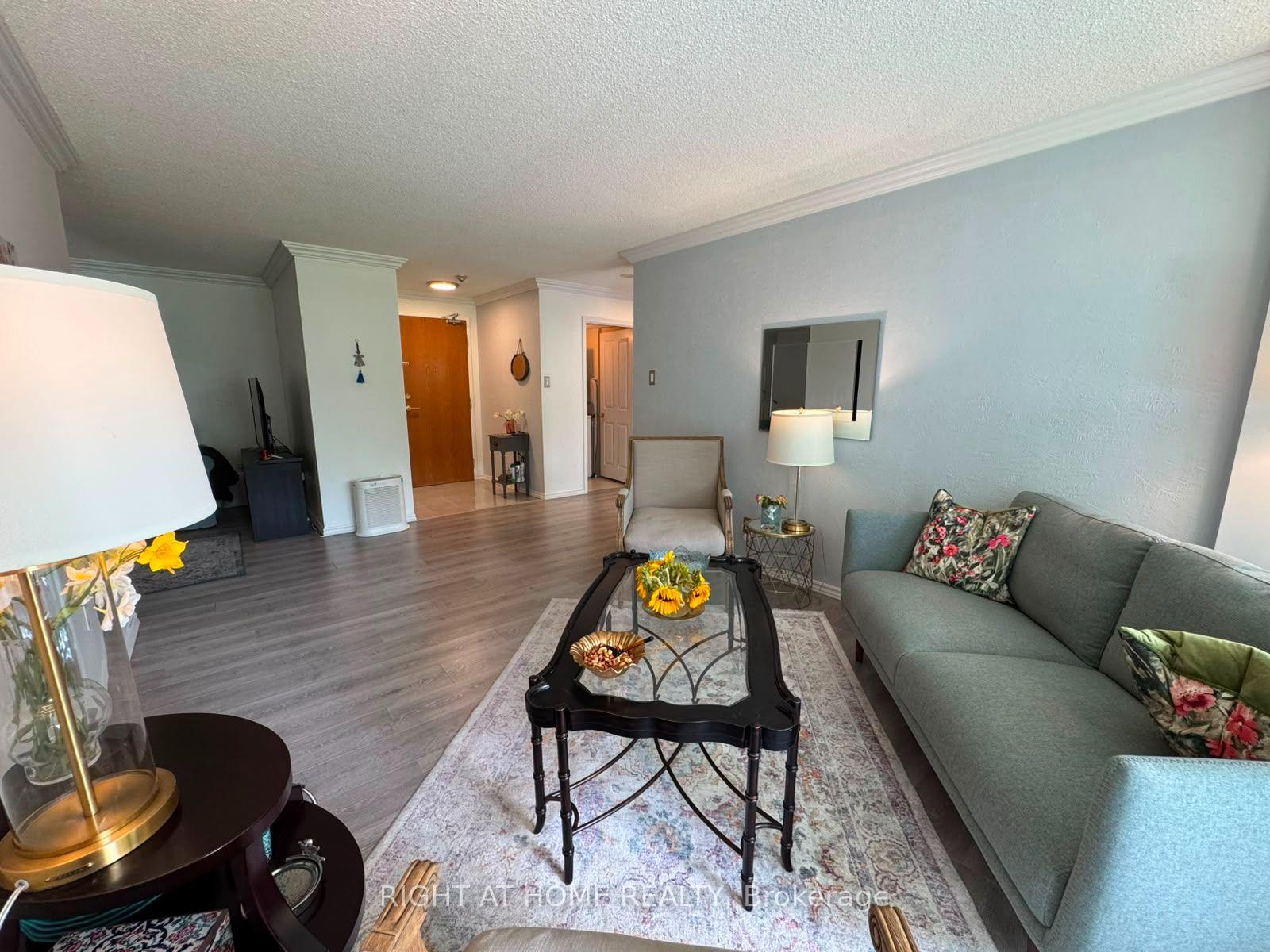 Photo 9 of Unit 210, 7250 Yonge Street, Vaughan, Crestwood-Springfarm-Yorkhill — HOMEH