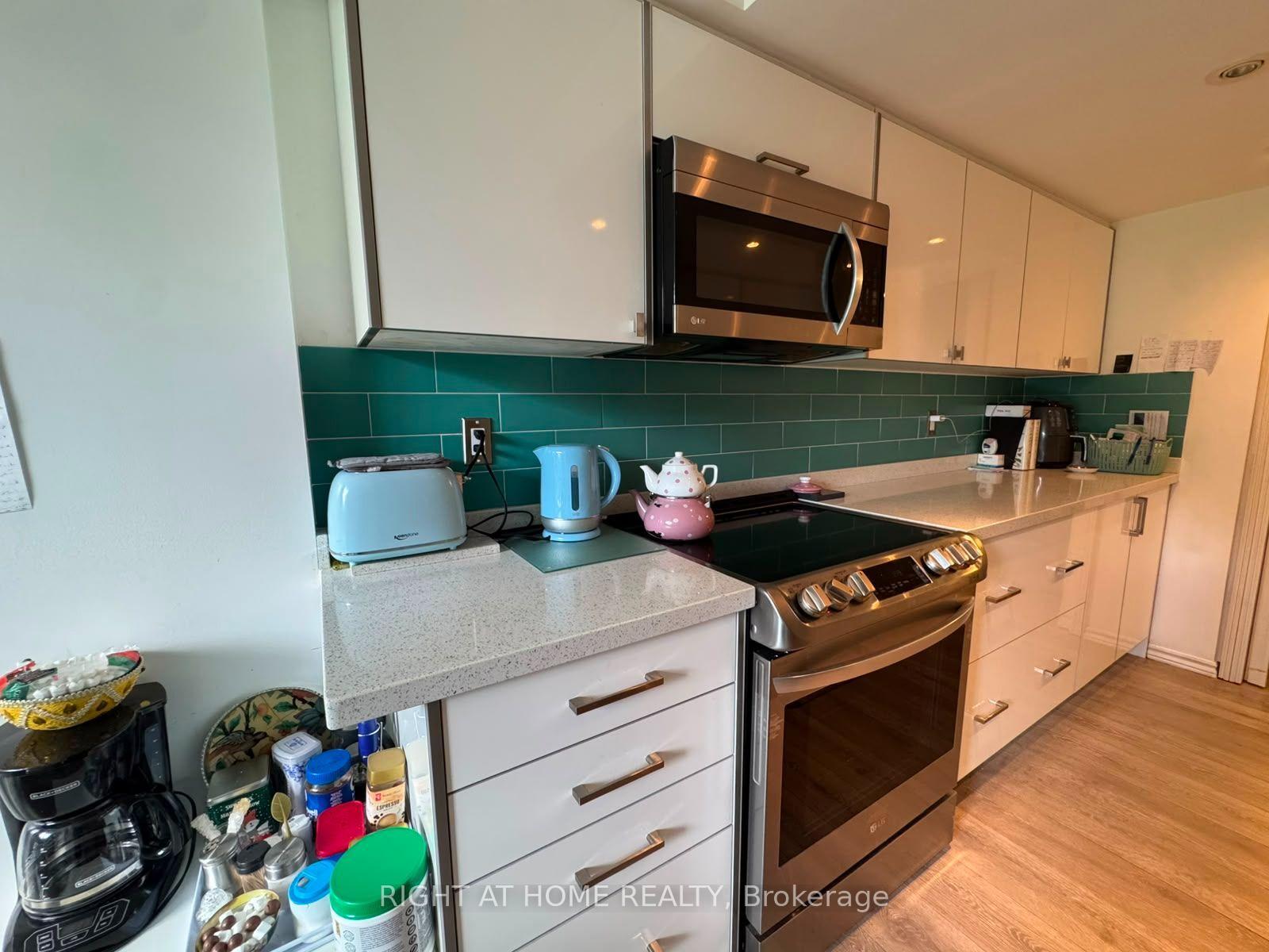 Photo 16 of Unit 210, 7250 Yonge Street, Vaughan, Crestwood-Springfarm-Yorkhill — HOMEH