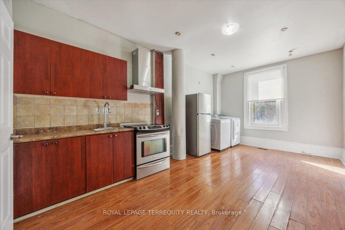 Photo 9 of Unit 1, 164 Main Street N, Brampton, Brampton North — HOMEH