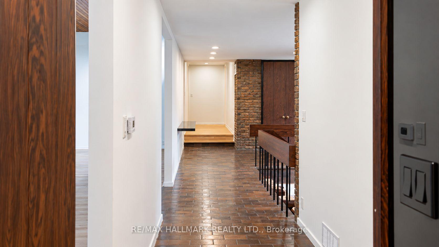 Photo 4 of 16 Royal Oak Drive, North York, Bridle Path-Sunnybrook-York Mills — HOMEH