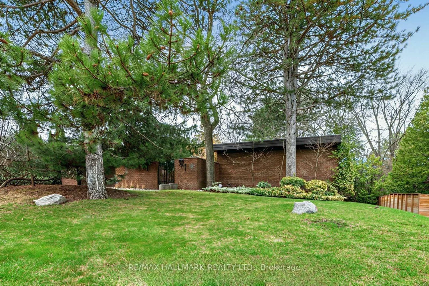 Photo 5 of 16 Royal Oak Drive, North York, Bridle Path-Sunnybrook-York Mills — HOMEH