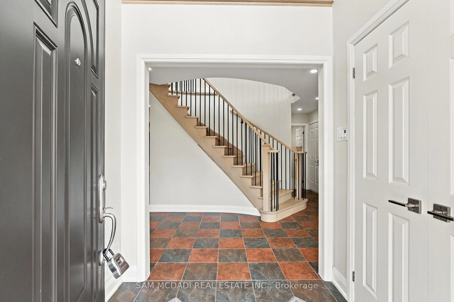 Photo 5 of 5289 Fallingbrook Drive, Mississauga, East Credit — HOMEH