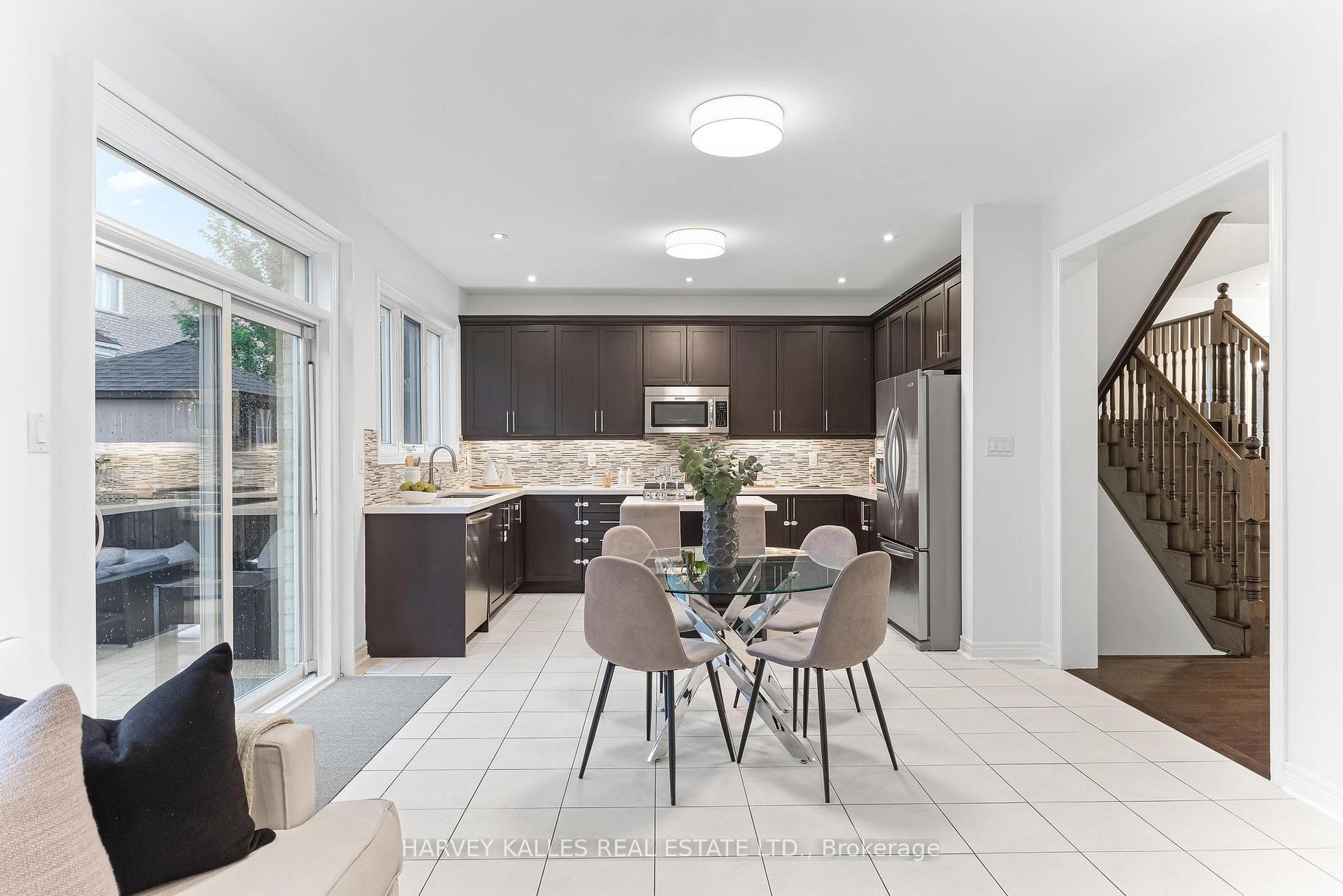 Photo 16 of 46 Grayleaf Drive, Whitchurch-Stouffville, Stouffville — HOMEH