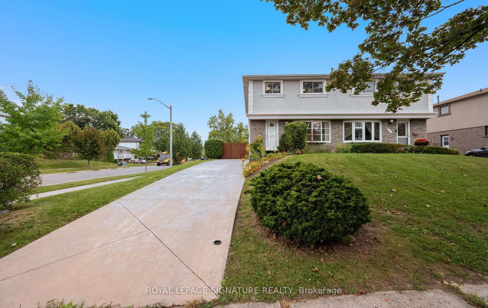 Photo 2 of 783 Dodsworth Crescent, Mississauga, Applewood — HOMEH