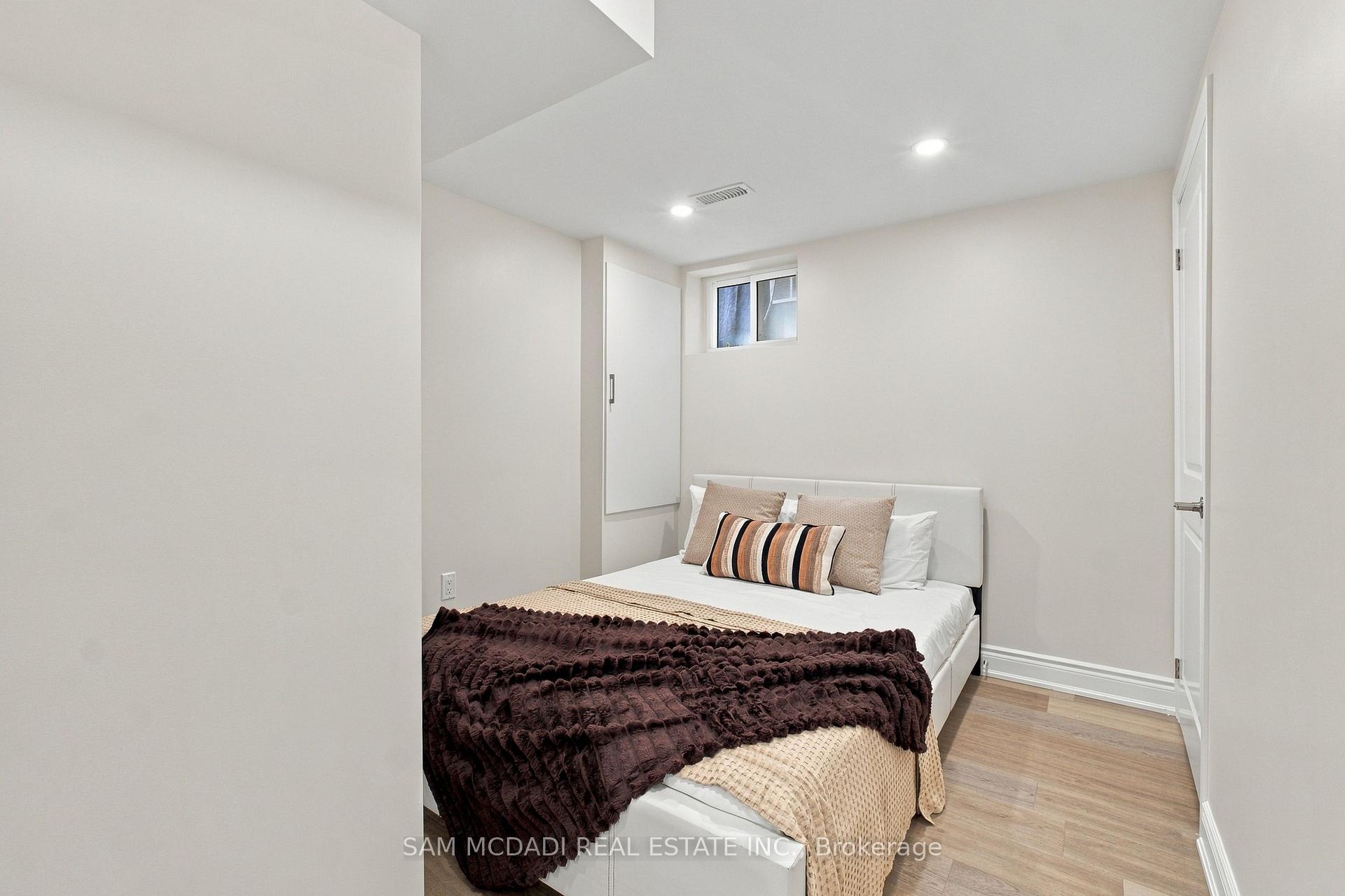 Photo 30 of 2009 Delaney Drive, Mississauga, Clarkson — HOMEH