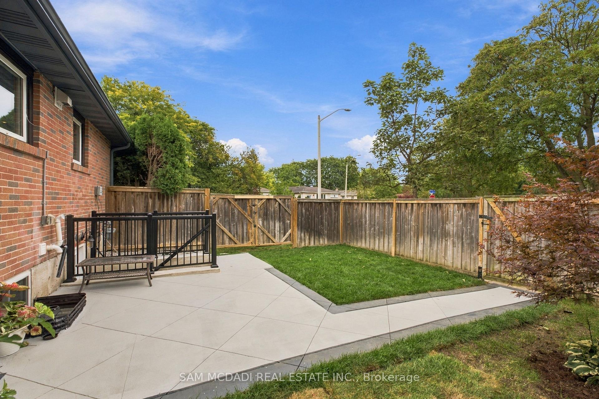 Photo 32 of 2009 Delaney Drive, Mississauga, Clarkson — HOMEH
