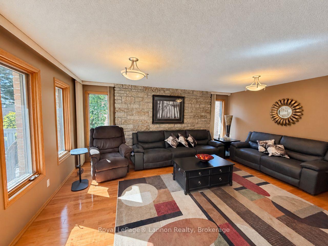 Photo 4 of 149 Timberline Drive, Thunder Bay, John Street South — HOMEH