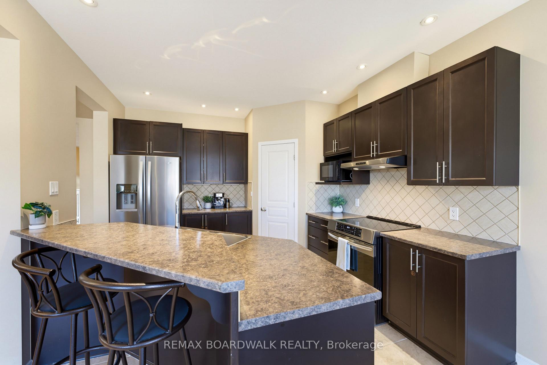 Photo 15 of 210 Broxburn Crescent, Ottawa, Barrhaven - Heritage Park — HOMEH