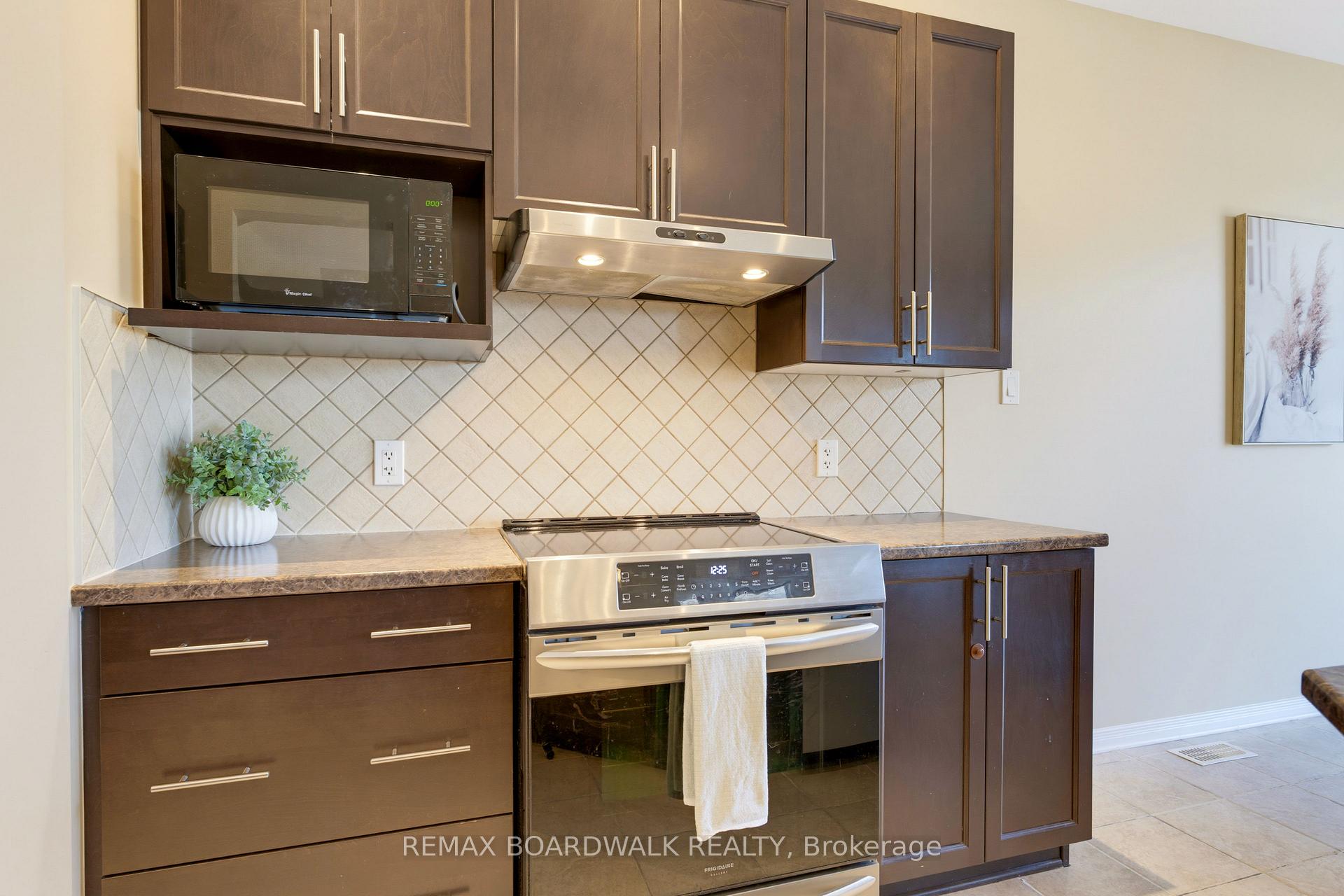 Photo 19 of 210 Broxburn Crescent, Ottawa, Barrhaven - Heritage Park — HOMEH