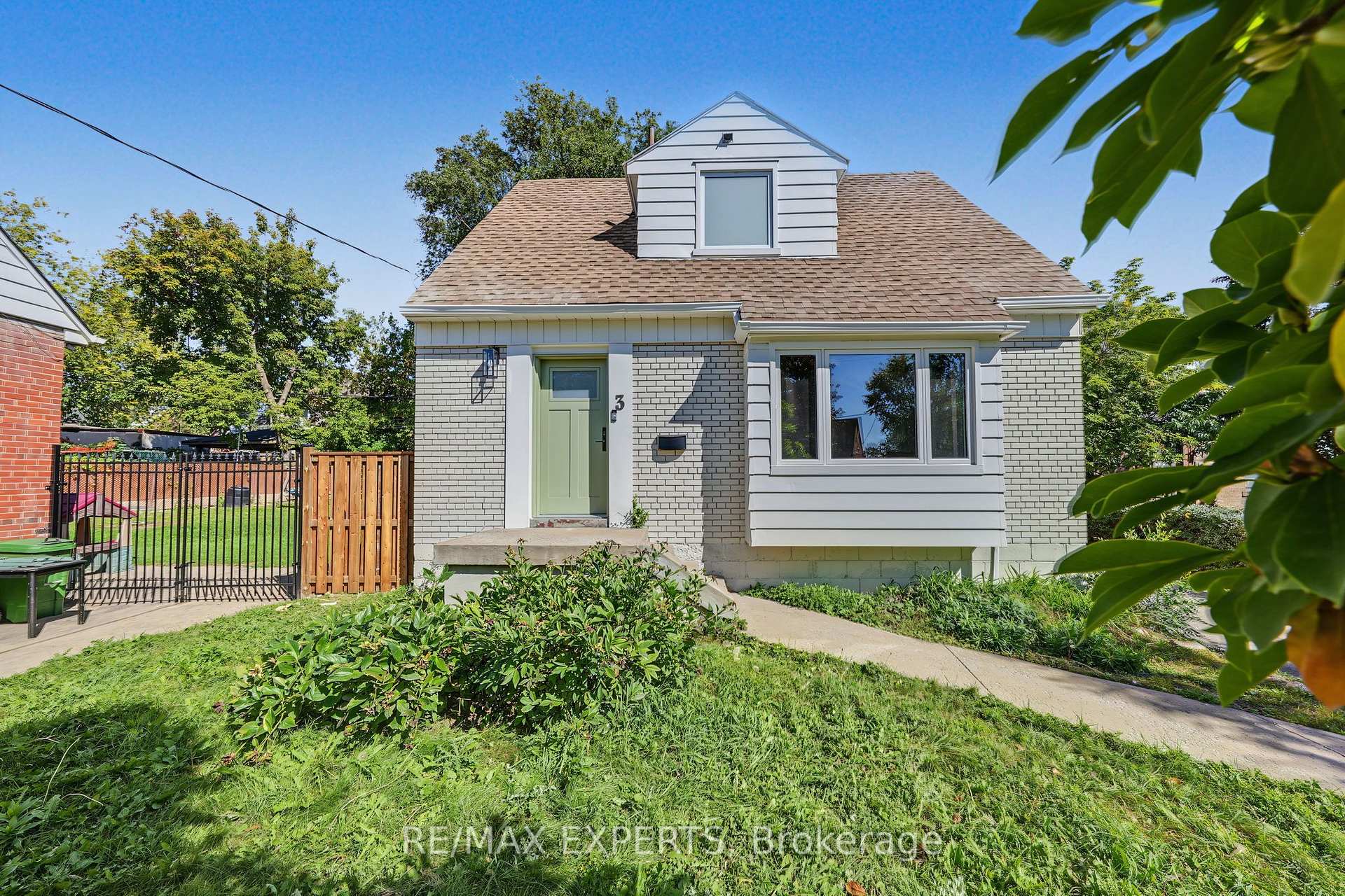 Photo 2 of 3 Greenacres Road, North York, Beechborough-Greenbrook — HOMEH