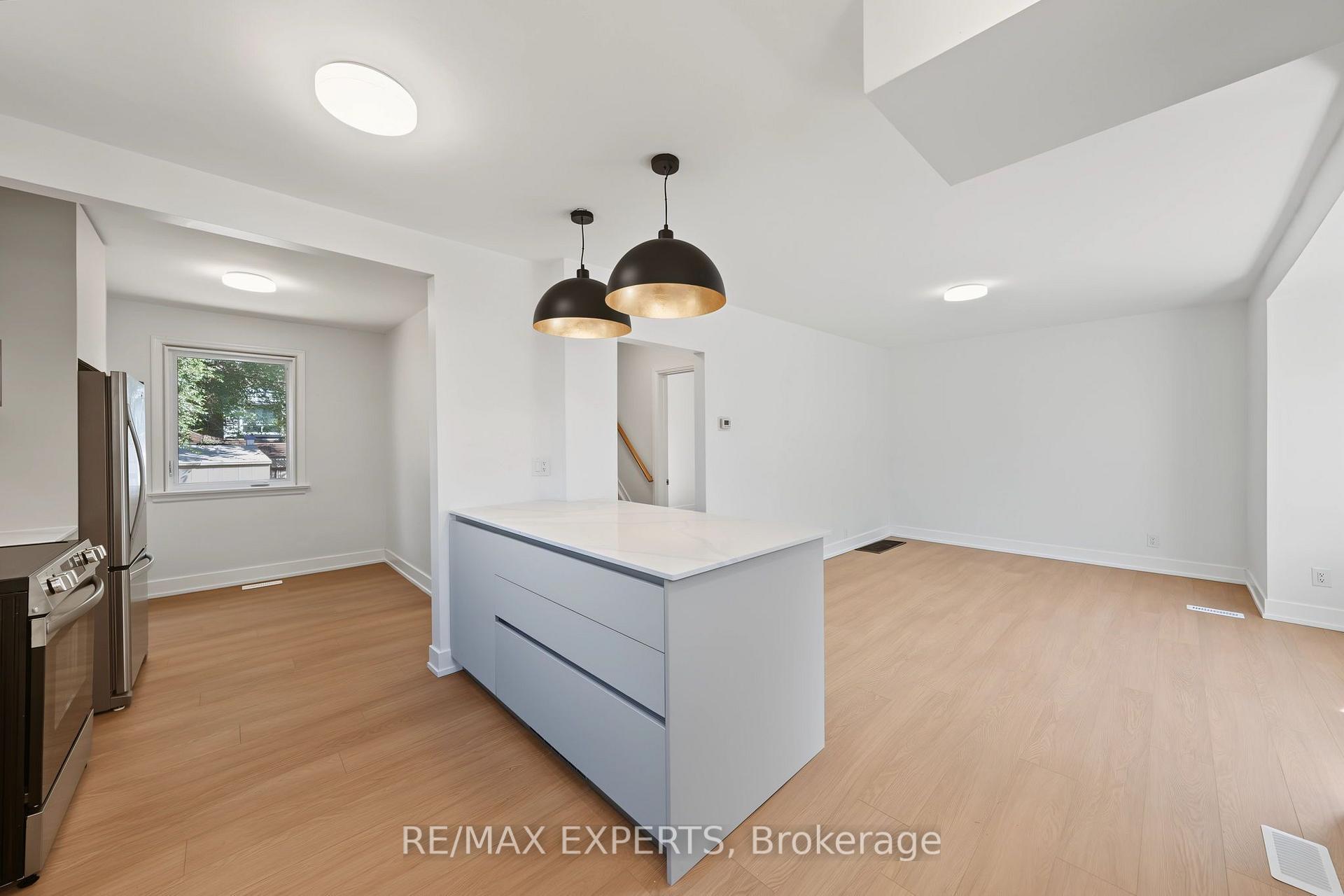 Photo 5 of 3 Greenacres Road, North York, Beechborough-Greenbrook — HOMEH