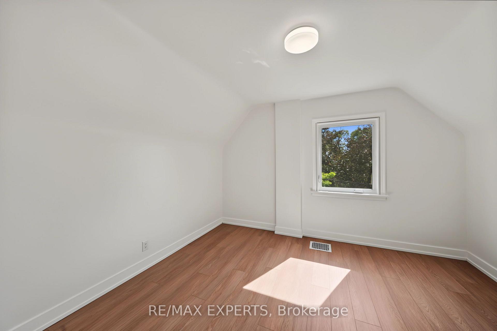 Photo 16 of 3 Greenacres Road, North York, Beechborough-Greenbrook — HOMEH