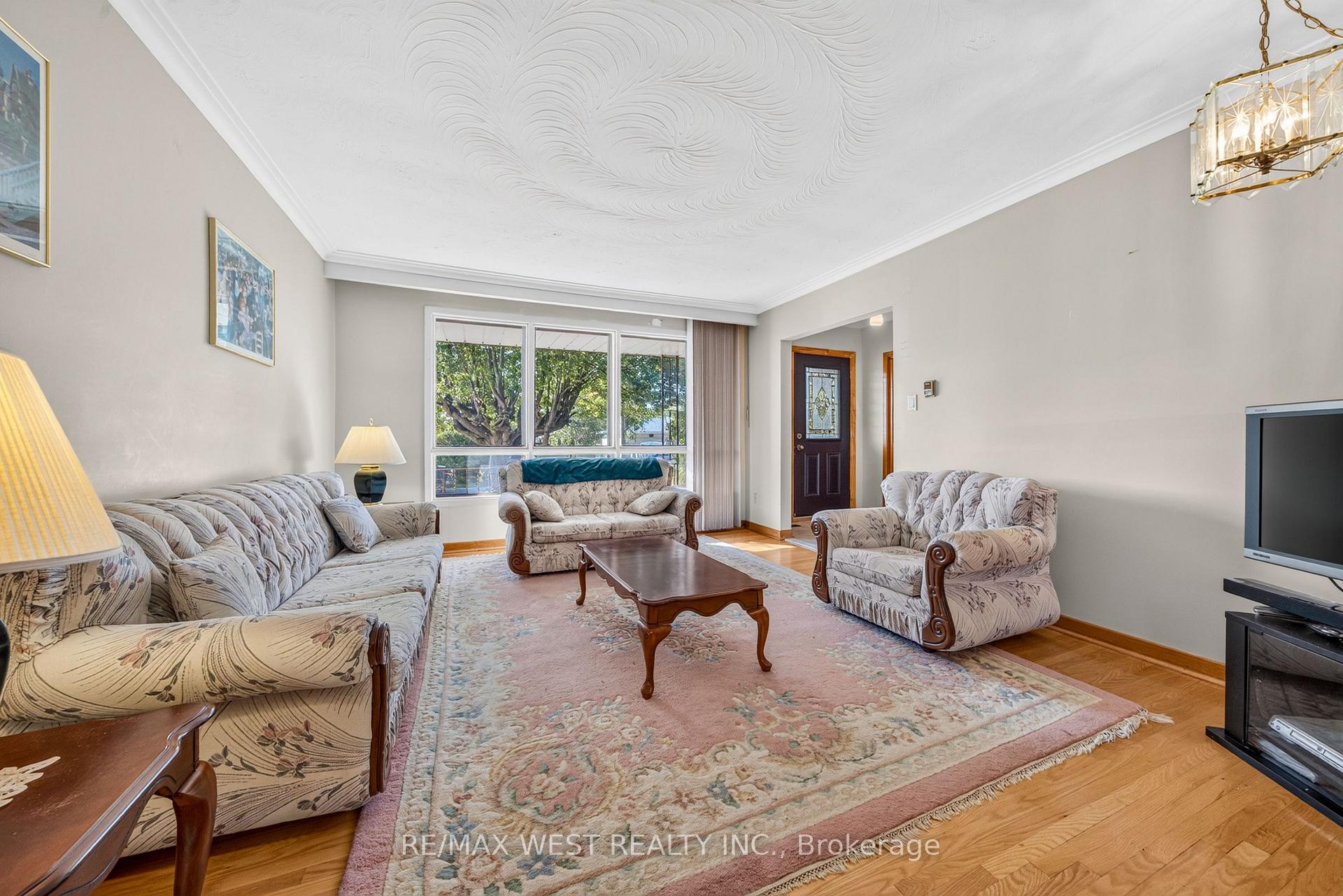 Photo 2 of 18 Pheasant Valley Court, Markham, Thornhill — HOMEH