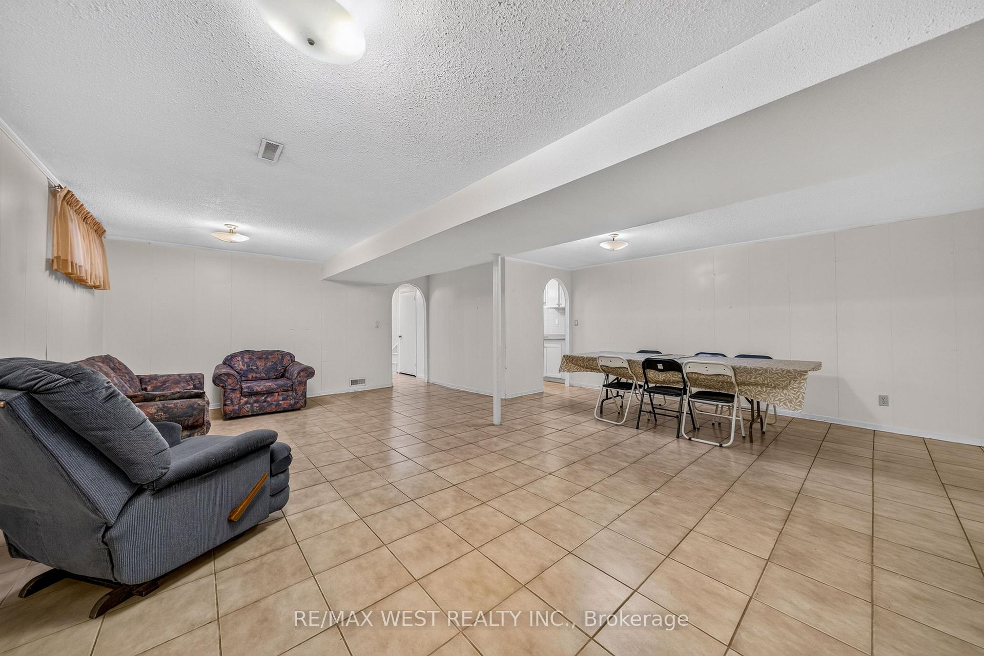 Photo 8 of 18 Pheasant Valley Court, Markham, Thornhill — HOMEH