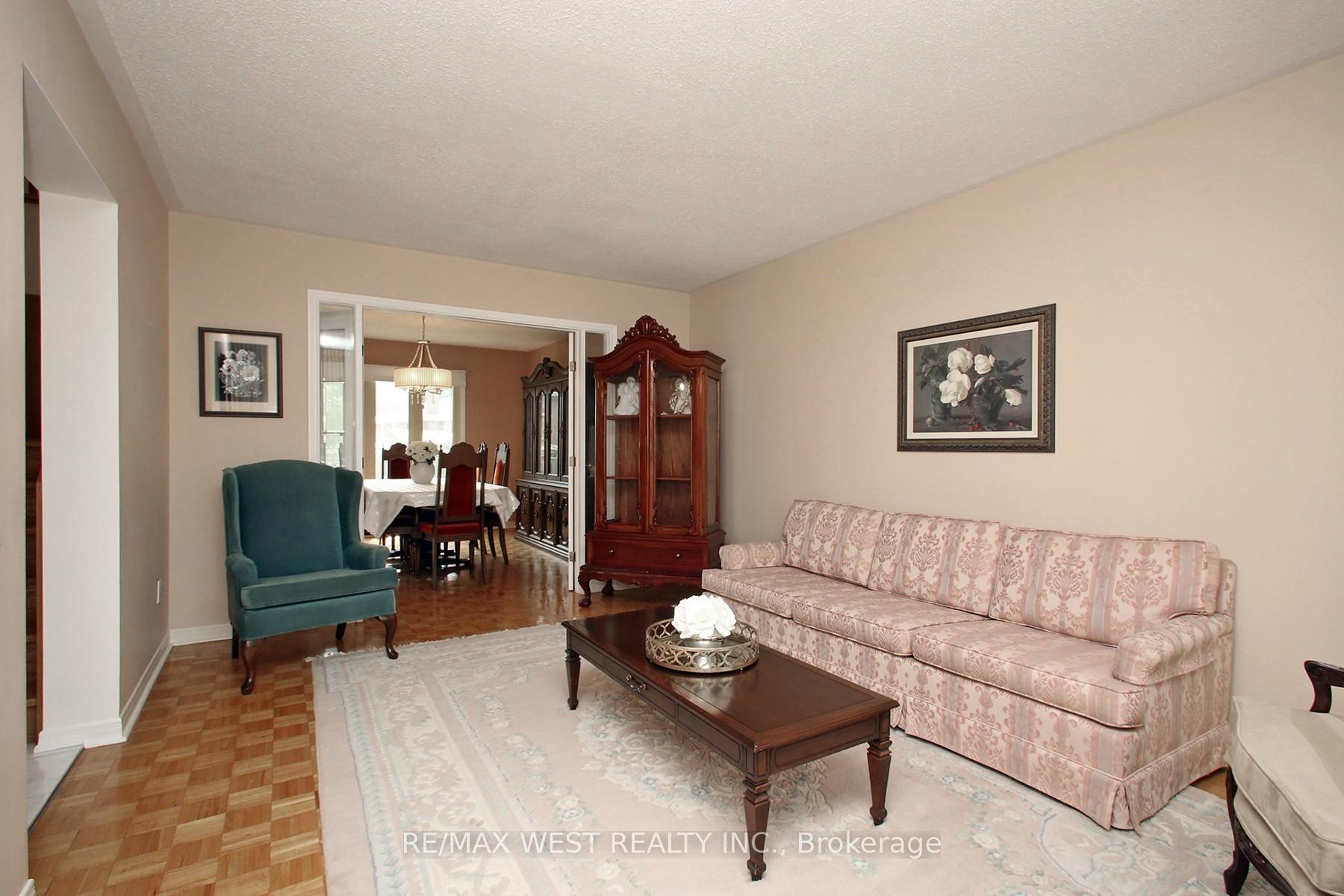 Photo 5 of 540 Louis Drive, Mississauga, Cooksville — HOMEH