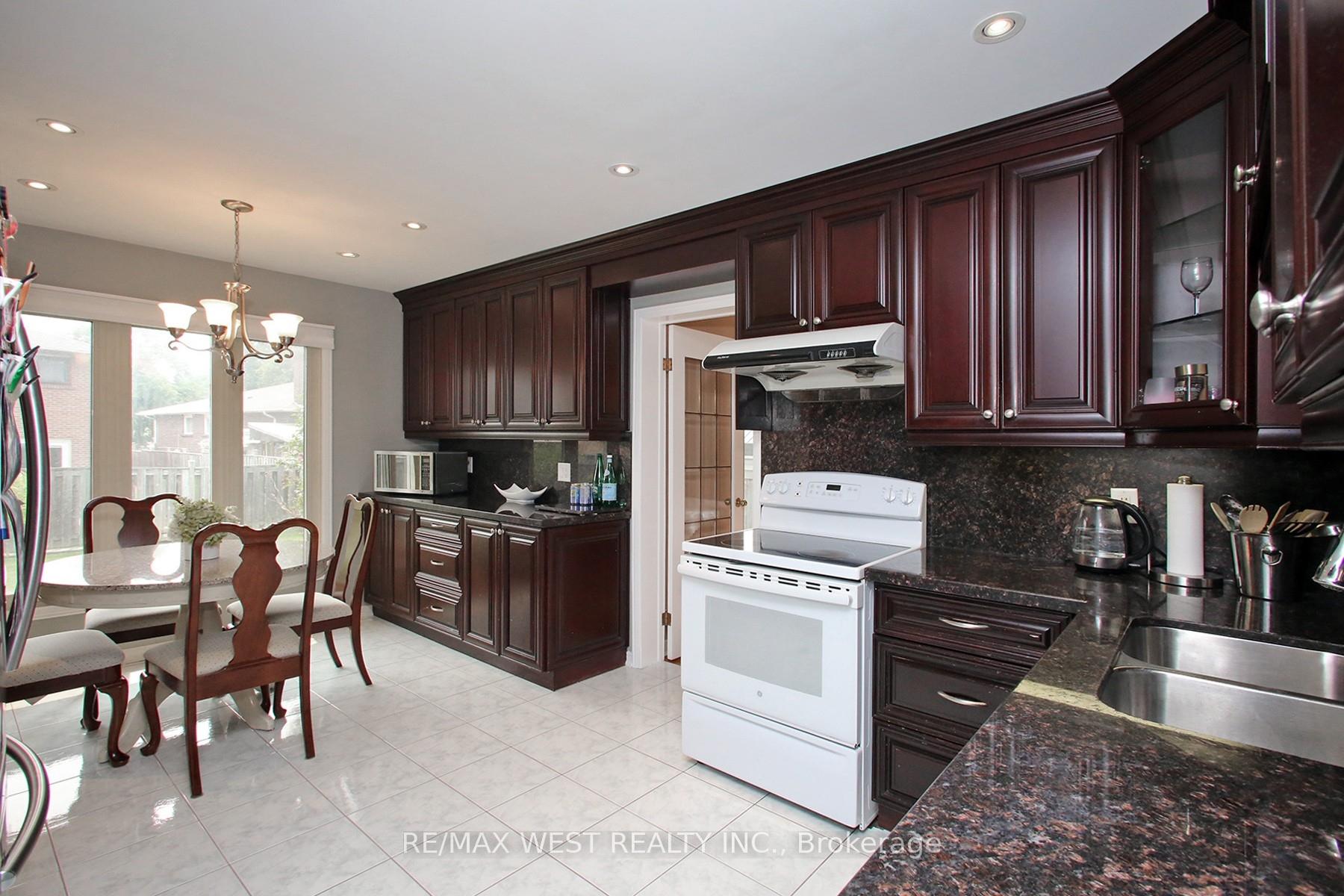 Photo 10 of 540 Louis Drive, Mississauga, Cooksville — HOMEH