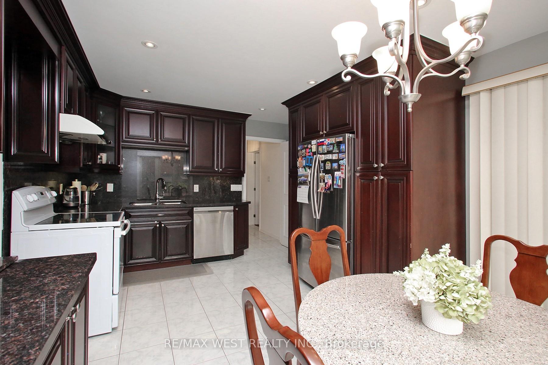 Photo 12 of 540 Louis Drive, Mississauga, Cooksville — HOMEH