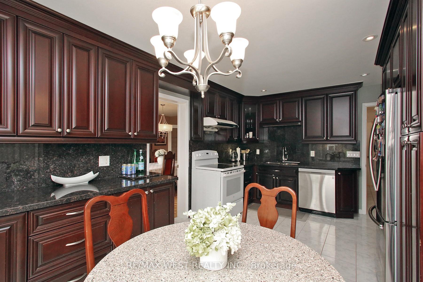 Photo 13 of 540 Louis Drive, Mississauga, Cooksville — HOMEH