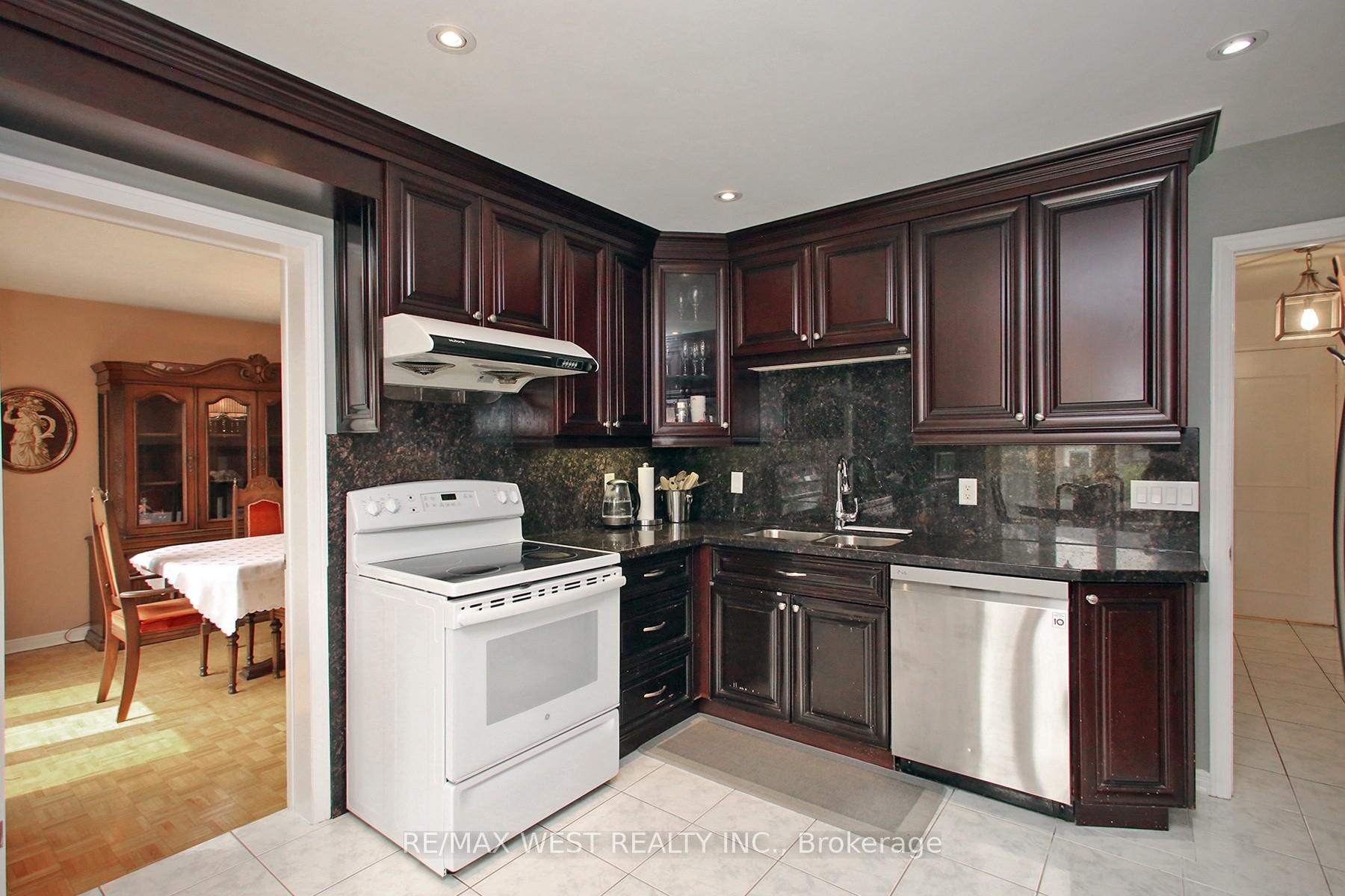 Photo 14 of 540 Louis Drive, Mississauga, Cooksville — HOMEH