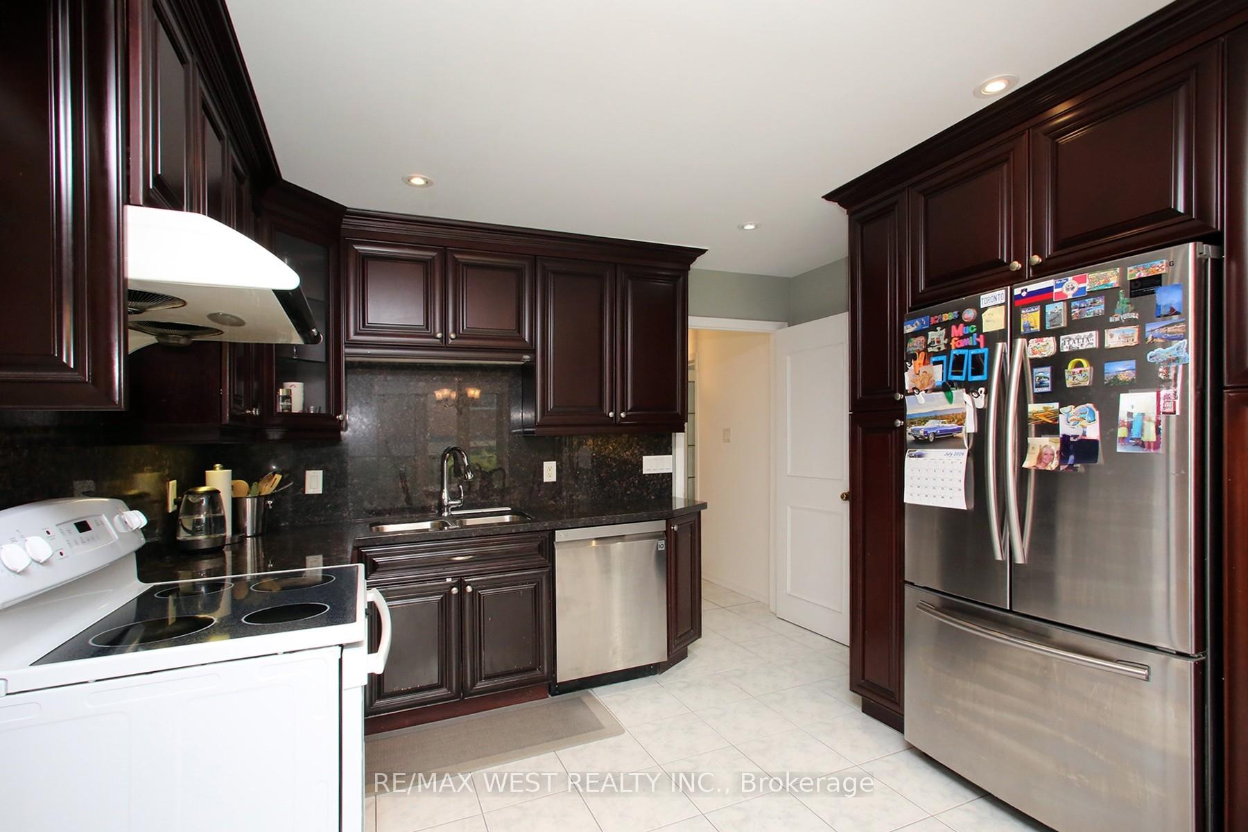 Photo 15 of 540 Louis Drive, Mississauga, Cooksville — HOMEH
