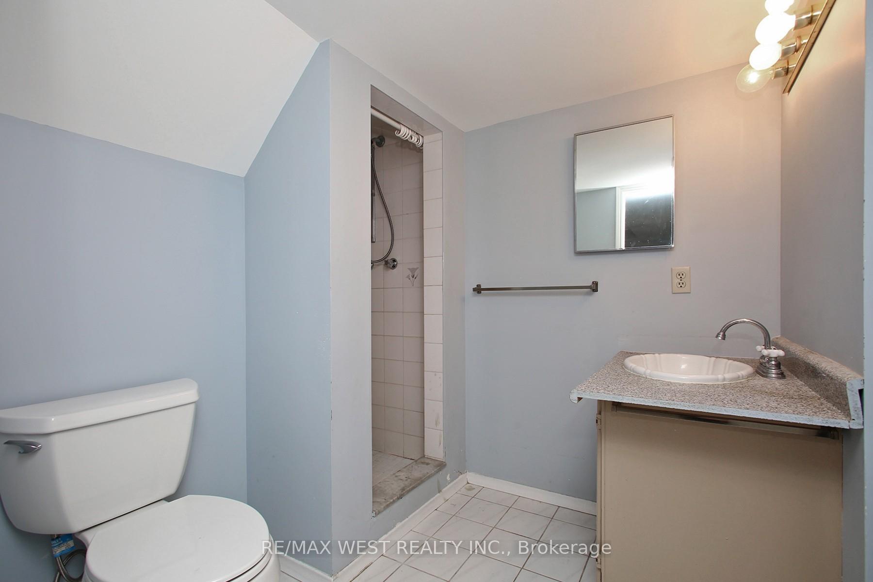 Photo 31 of 540 Louis Drive, Mississauga, Cooksville — HOMEH