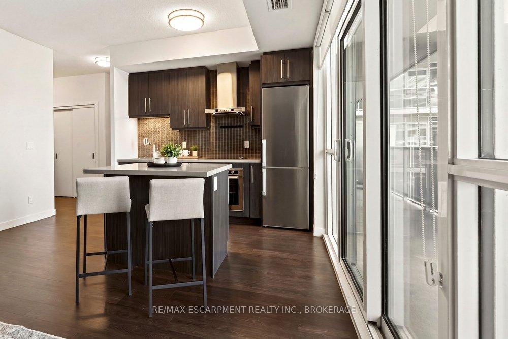 Photo 10 of Unit 702, 2087 Fairview Street, Burlington, Freeman — HOMEH
