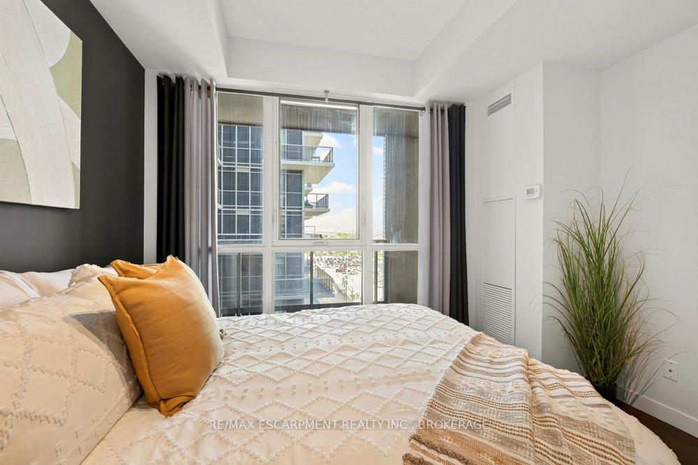 Photo 18 of Unit 702, 2087 Fairview Street, Burlington, Freeman — HOMEH