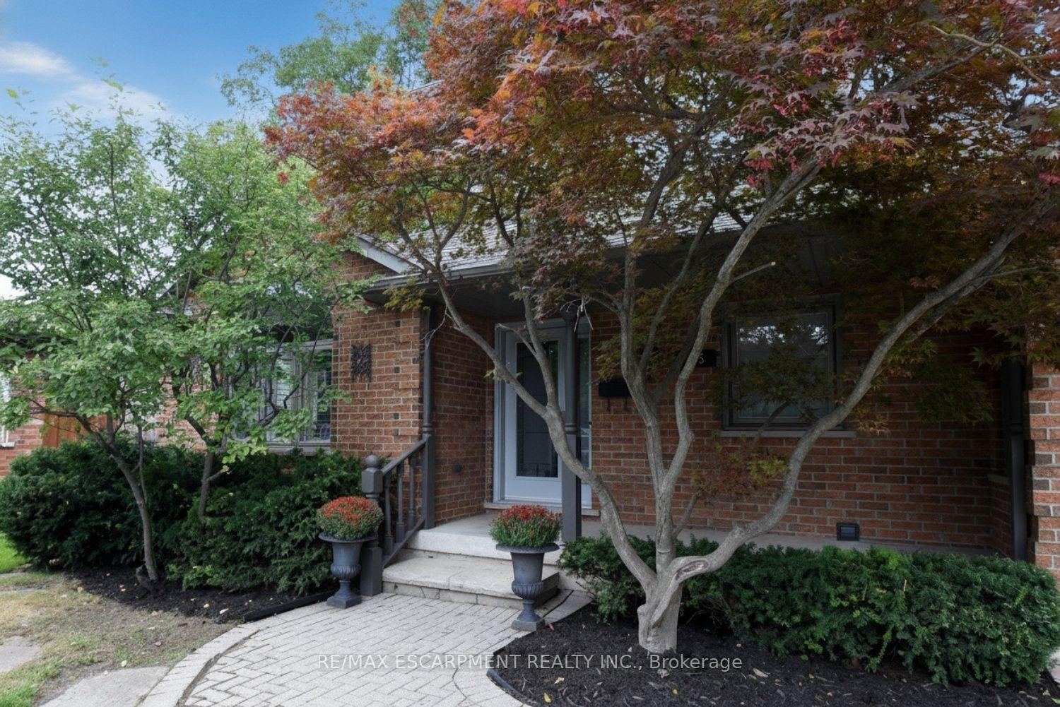 Photo 2 of 715 Bateman Court, Burlington, LaSalle — HOMEH