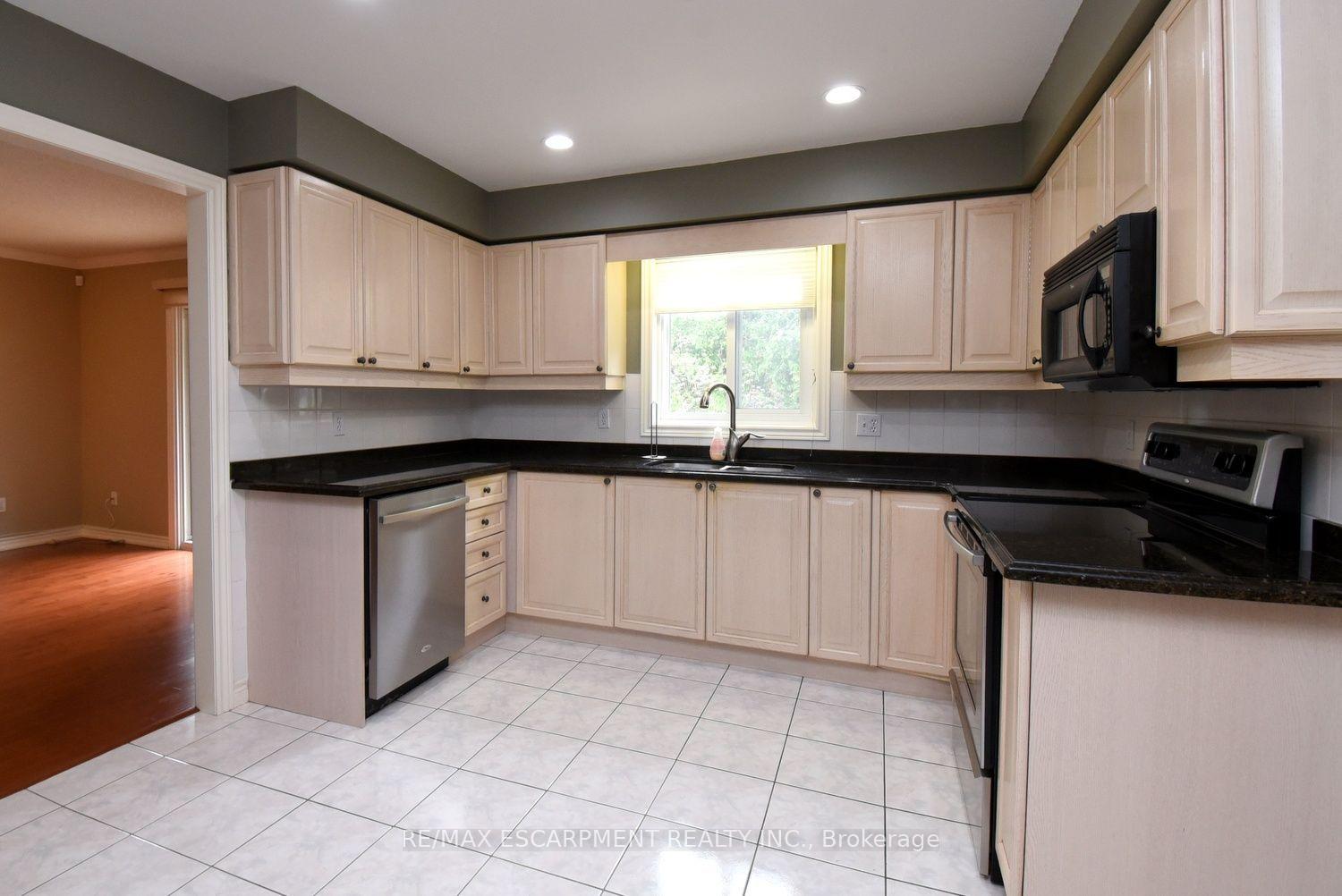Photo 12 of 715 Bateman Court, Burlington, LaSalle — HOMEH