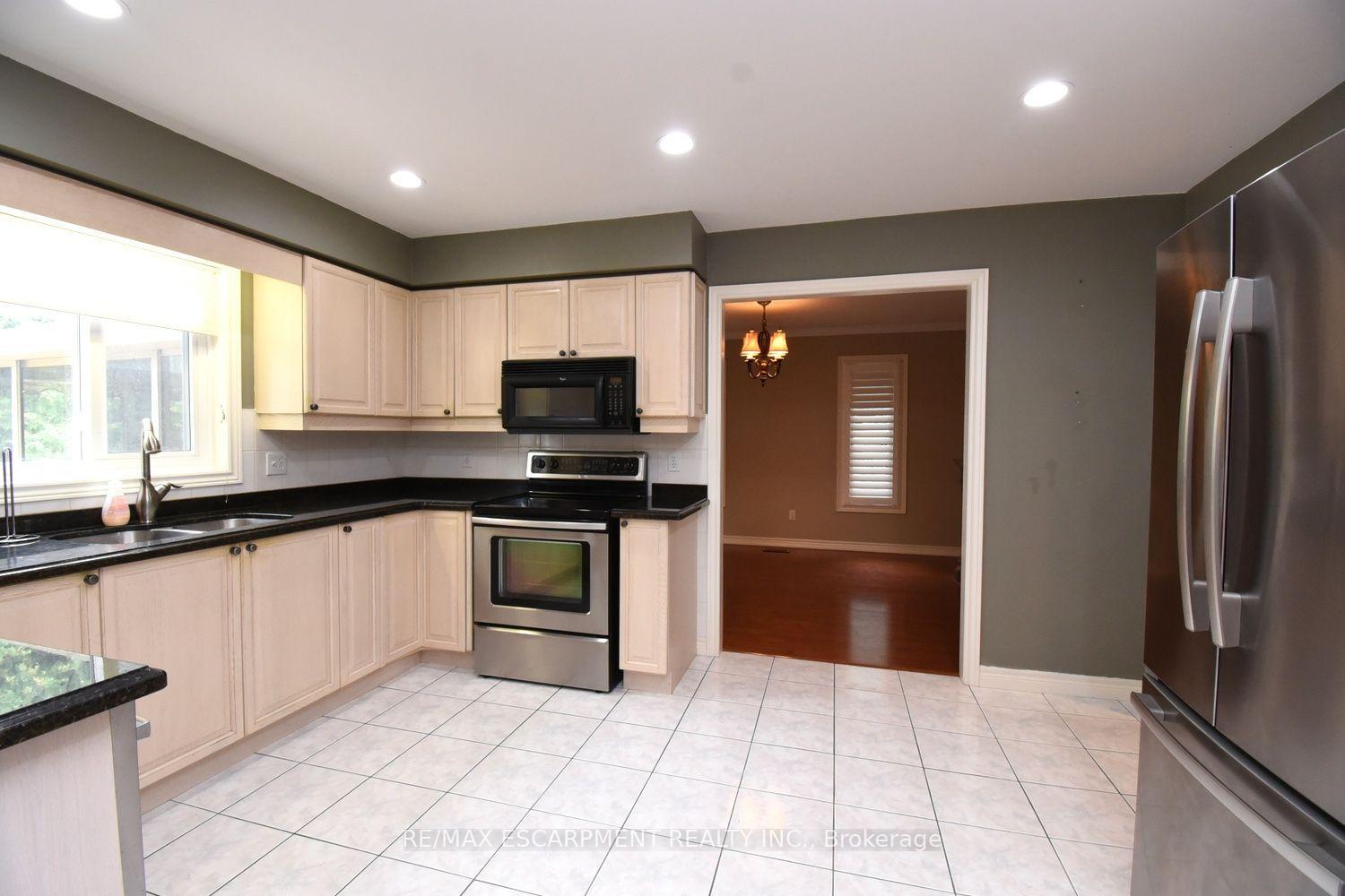 Photo 14 of 715 Bateman Court, Burlington, LaSalle — HOMEH