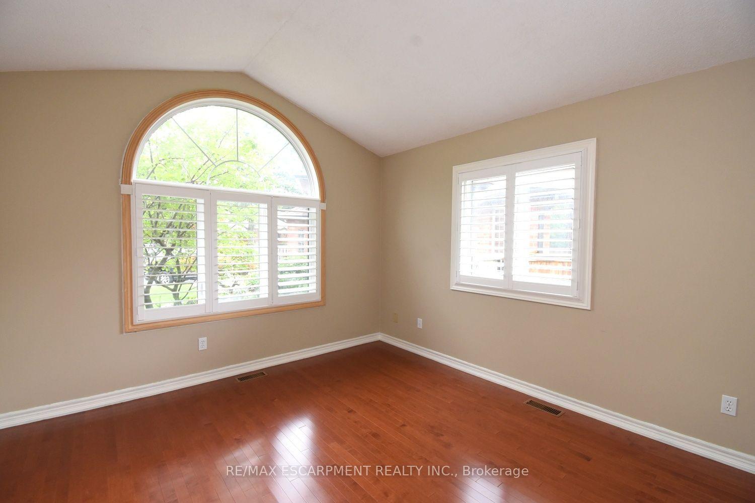 Photo 18 of 715 Bateman Court, Burlington, LaSalle — HOMEH