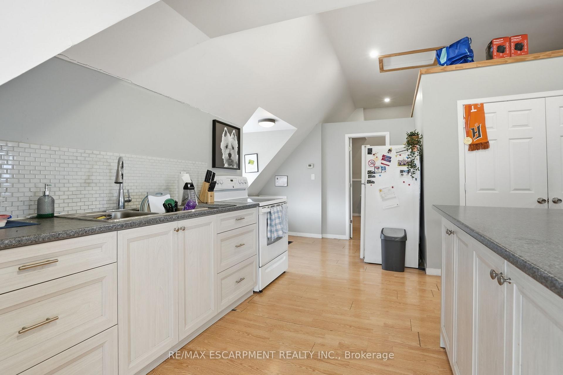Photo 38 of 147 Emerald Street S, Hamilton, Stinson — HOMEH