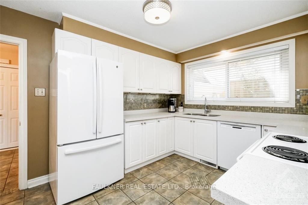 Photo 5 of 722 Echo Drive, Ottawa, Old Ottawa South — HOMEH