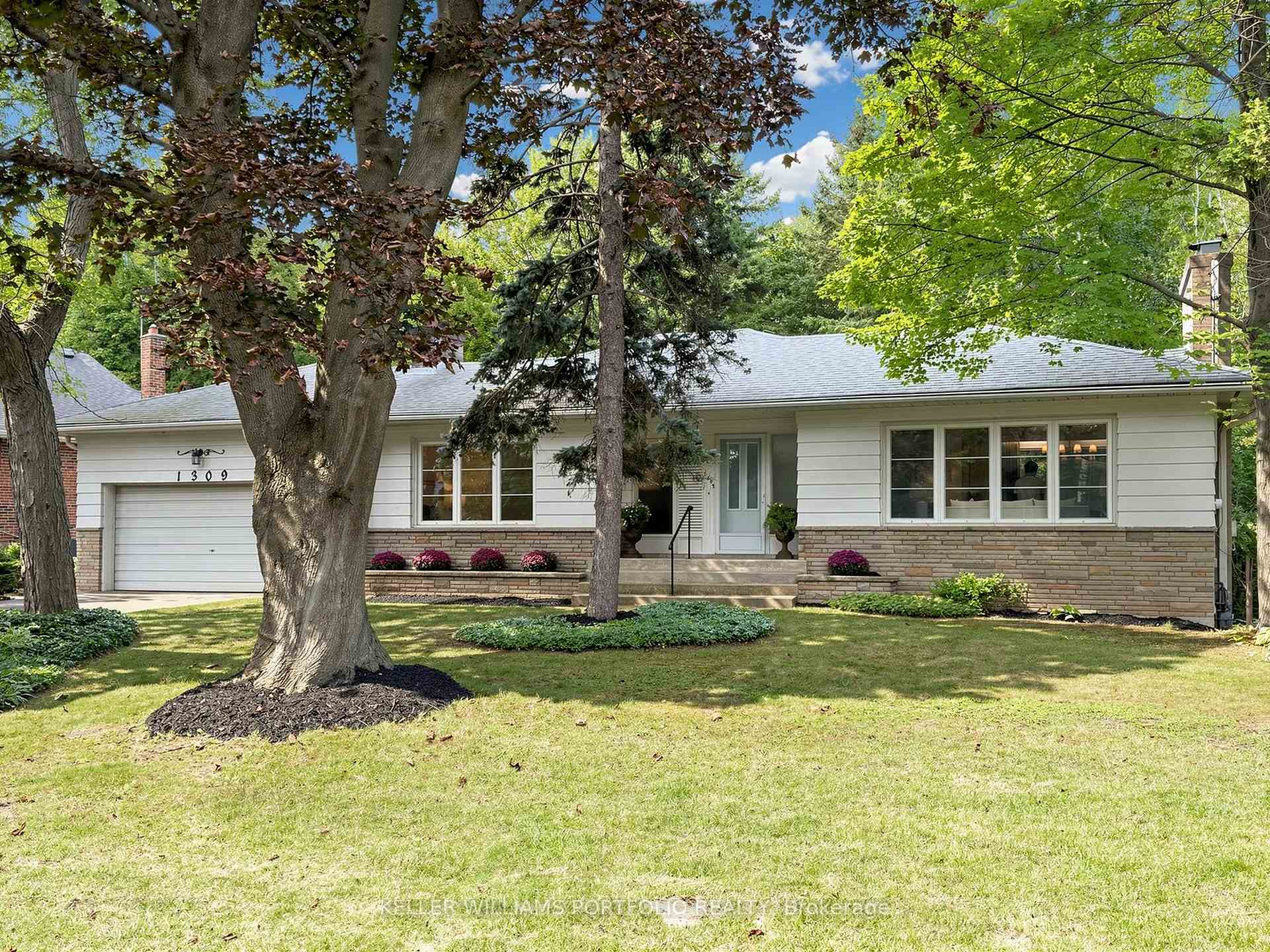 Photo 4 of 1309 Martley Drive E, Mississauga, Lorne Park — HOMEH