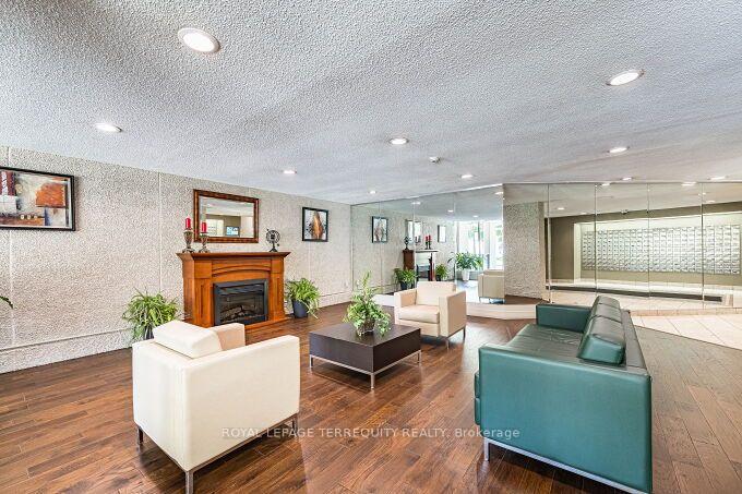 Photo 7 of Unit 1102, 812 Burnhamthorpe Road, Etobicoke, Markland Wood — HOMEH