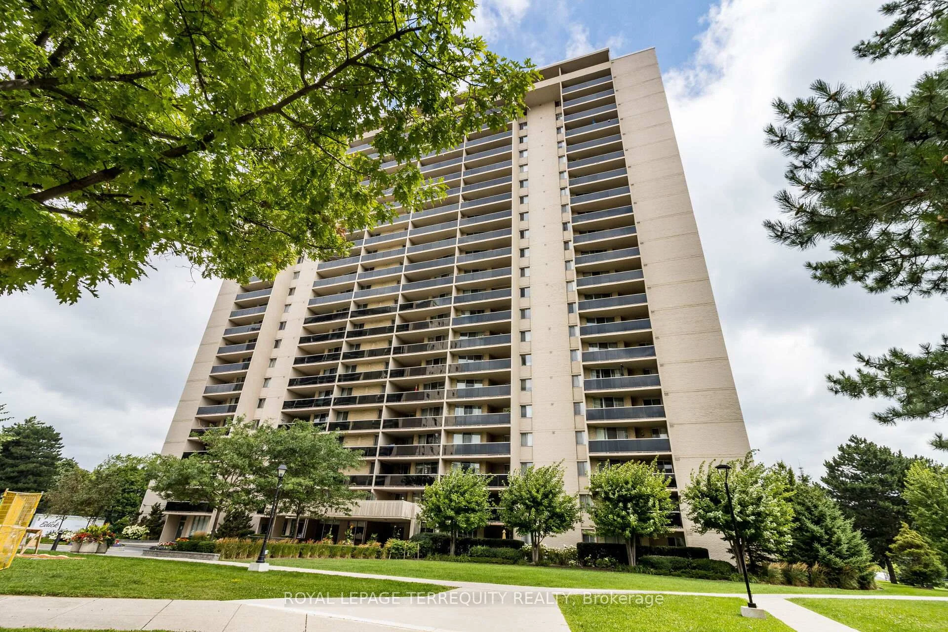 Photo 2 of Unit 1102, 812 Burnhamthorpe Road, Etobicoke, Markland Wood — HOMEH