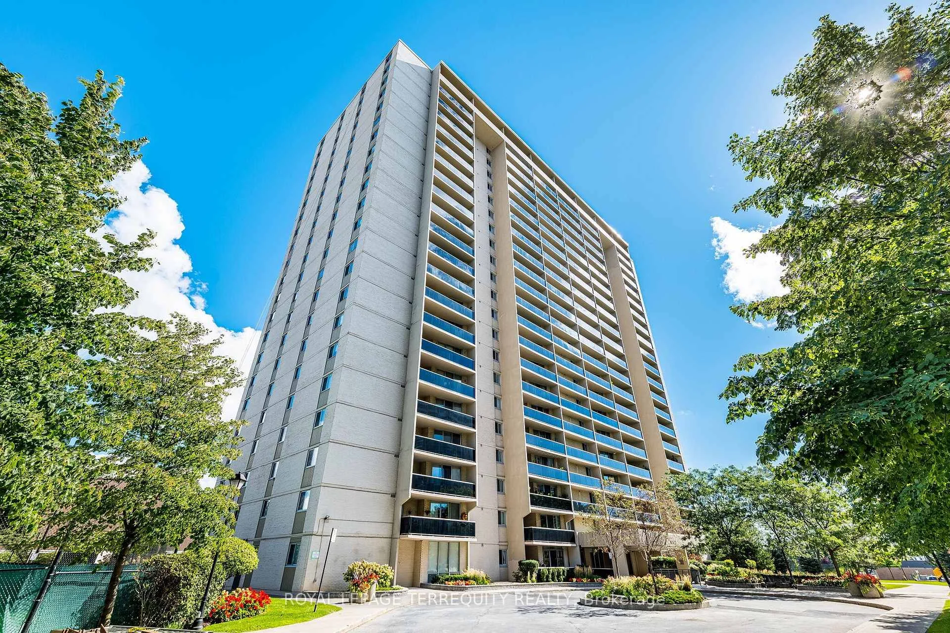 Photo 3 of Unit 1102, 812 Burnhamthorpe Road, Etobicoke, Markland Wood — HOMEH