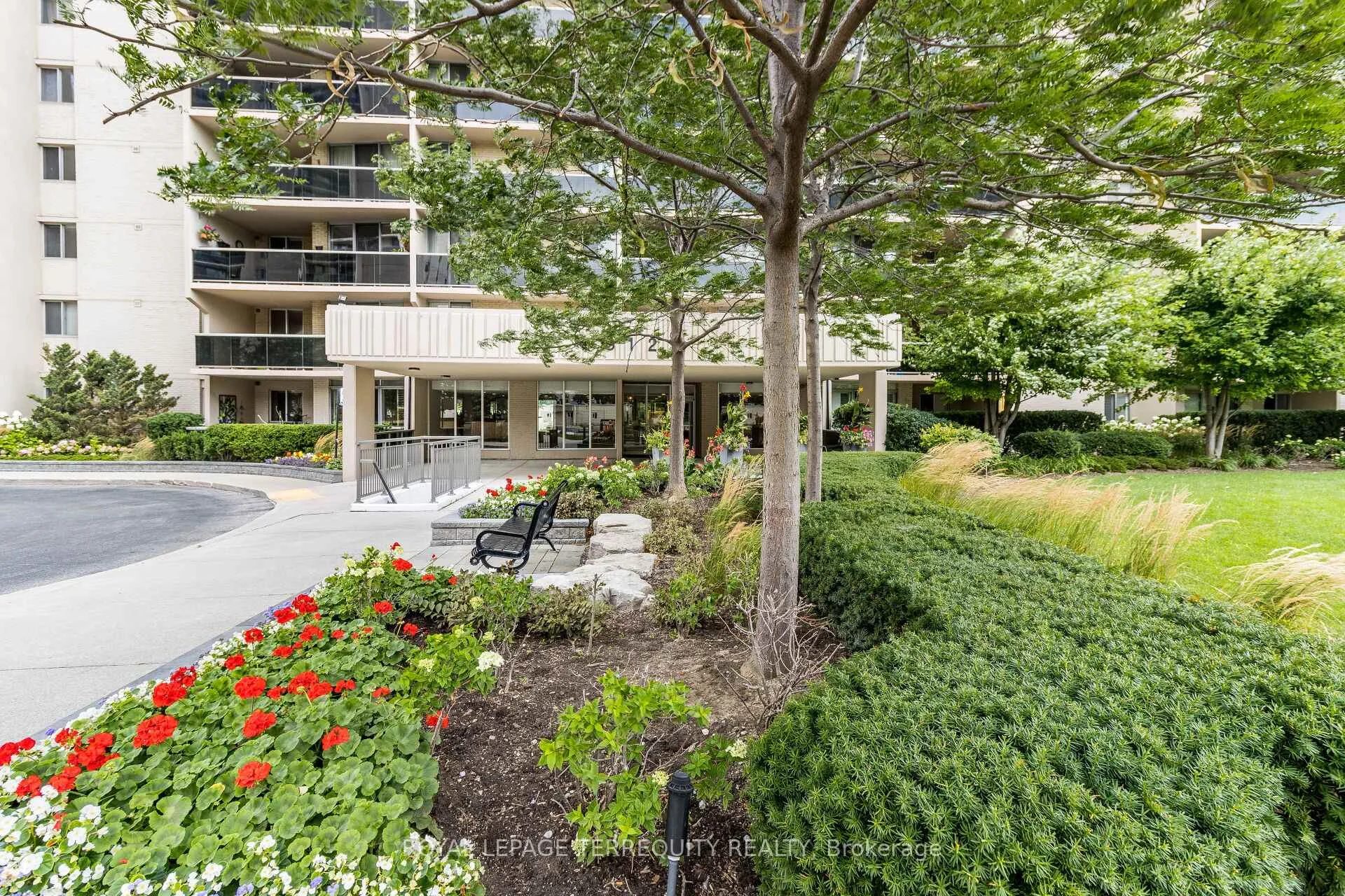 Photo 5 of Unit 1102, 812 Burnhamthorpe Road, Etobicoke, Markland Wood — HOMEH