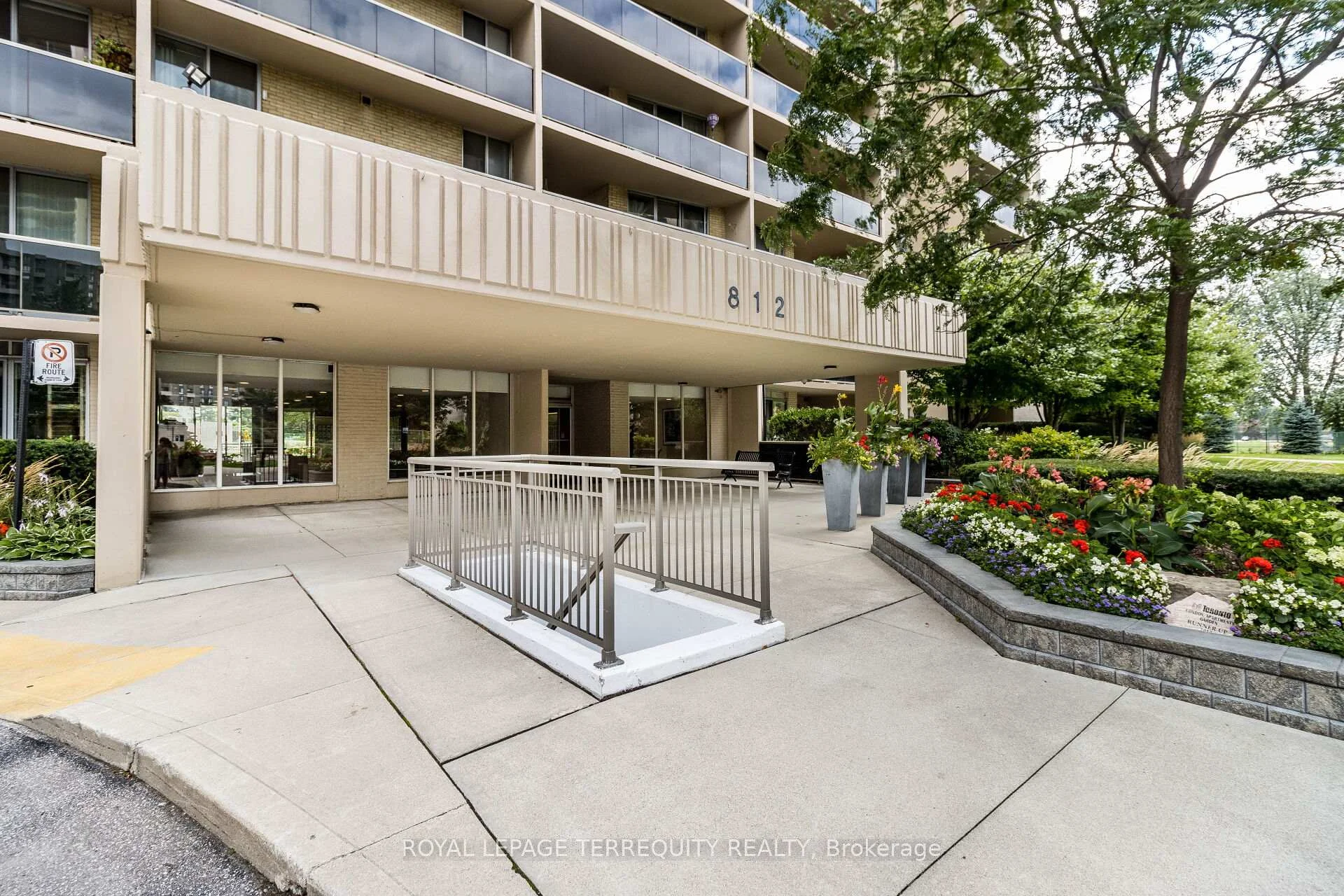 Photo 8 of Unit 1102, 812 Burnhamthorpe Road, Etobicoke, Markland Wood — HOMEH