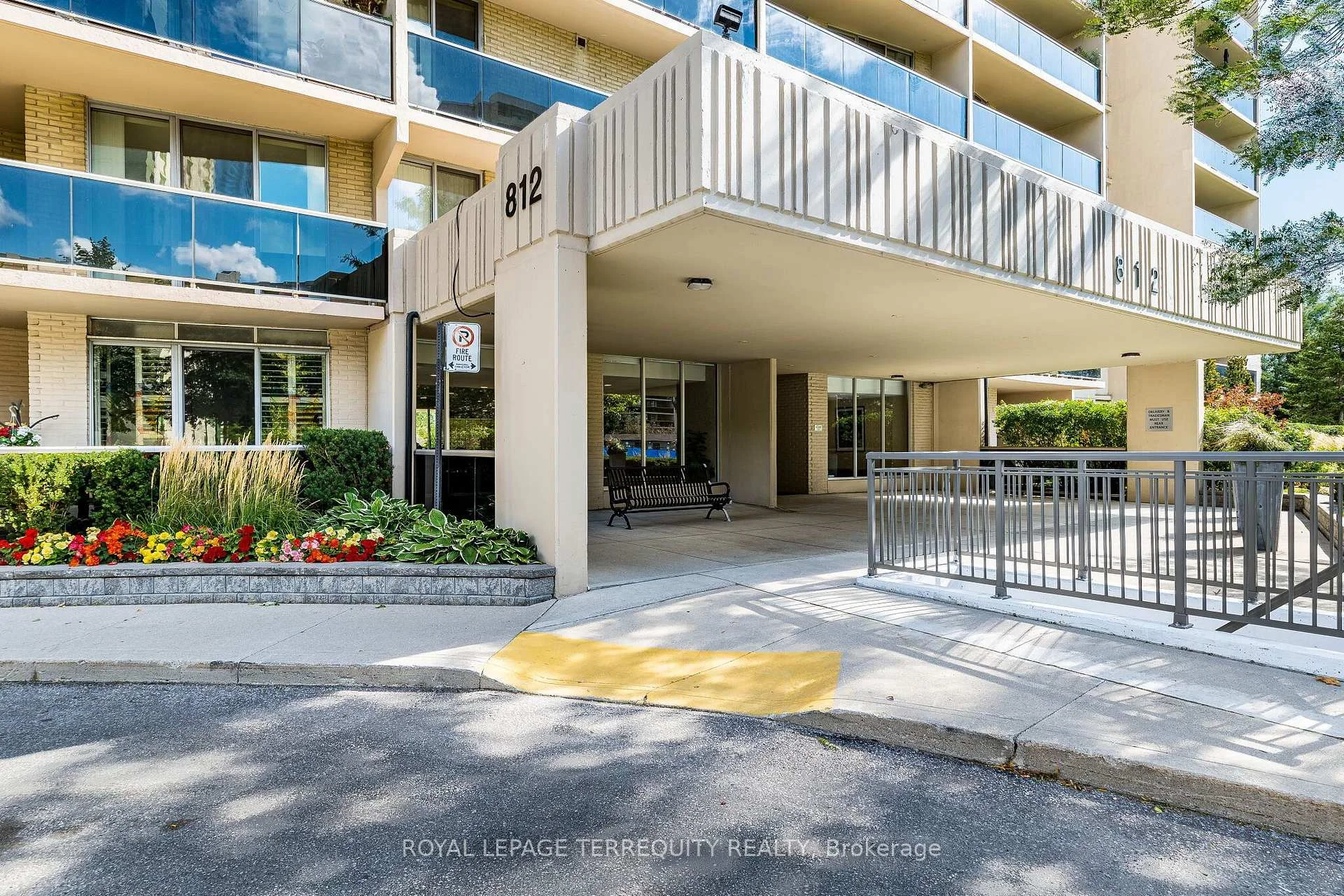 Photo 9 of Unit 1102, 812 Burnhamthorpe Road, Etobicoke, Markland Wood — HOMEH
