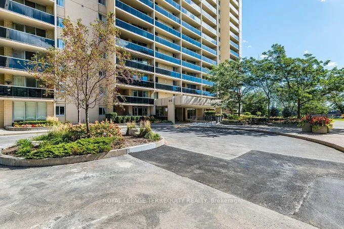 Photo 10 of Unit 1102, 812 Burnhamthorpe Road, Etobicoke, Markland Wood — HOMEH